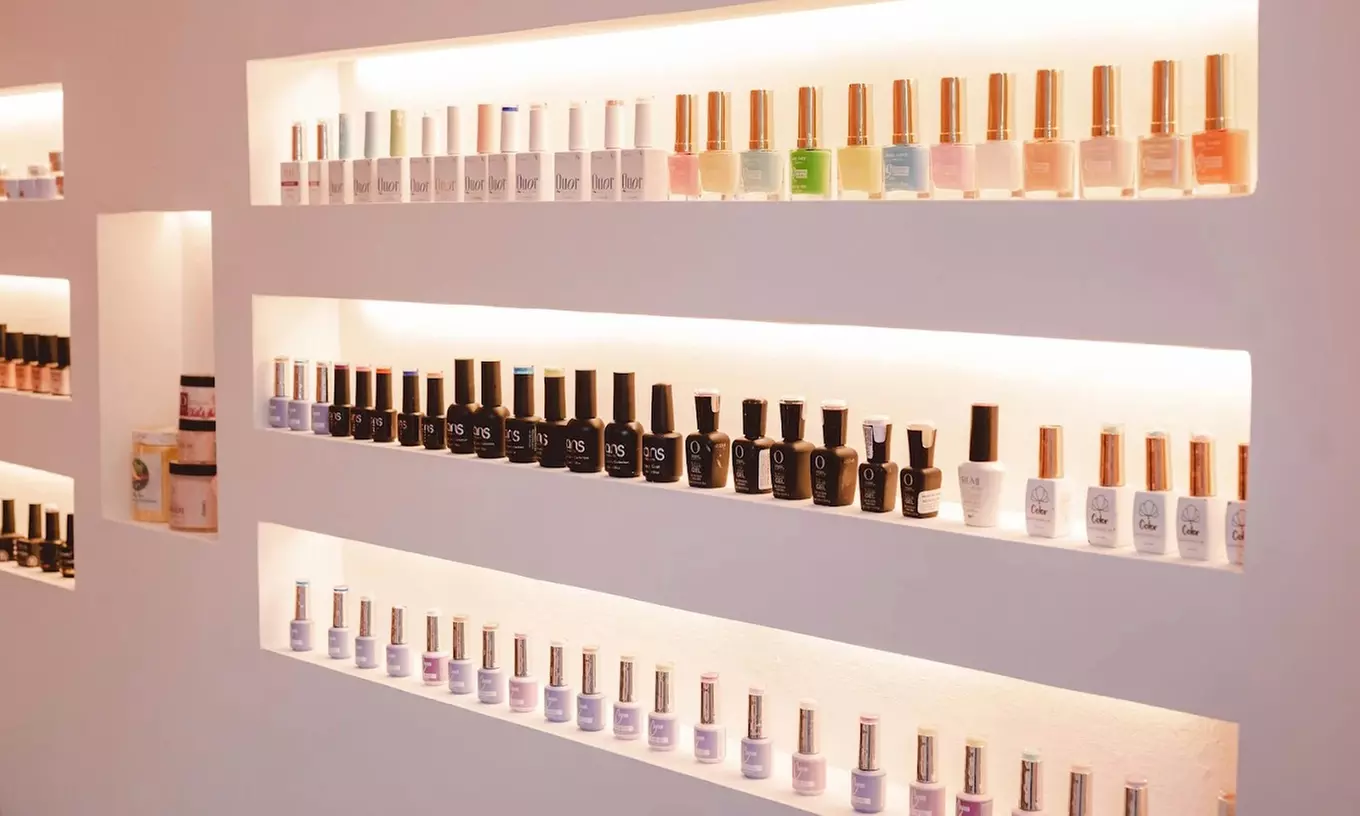 Sesión de manicura y/o pedicura con esmaltado normal o semipermanente