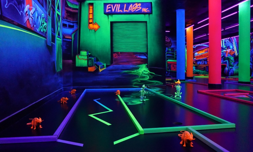 Image 4: Spiel, Spaß und 3D-Effekte: Schwarzlicht-Minigolf inkl. Ausrüstung