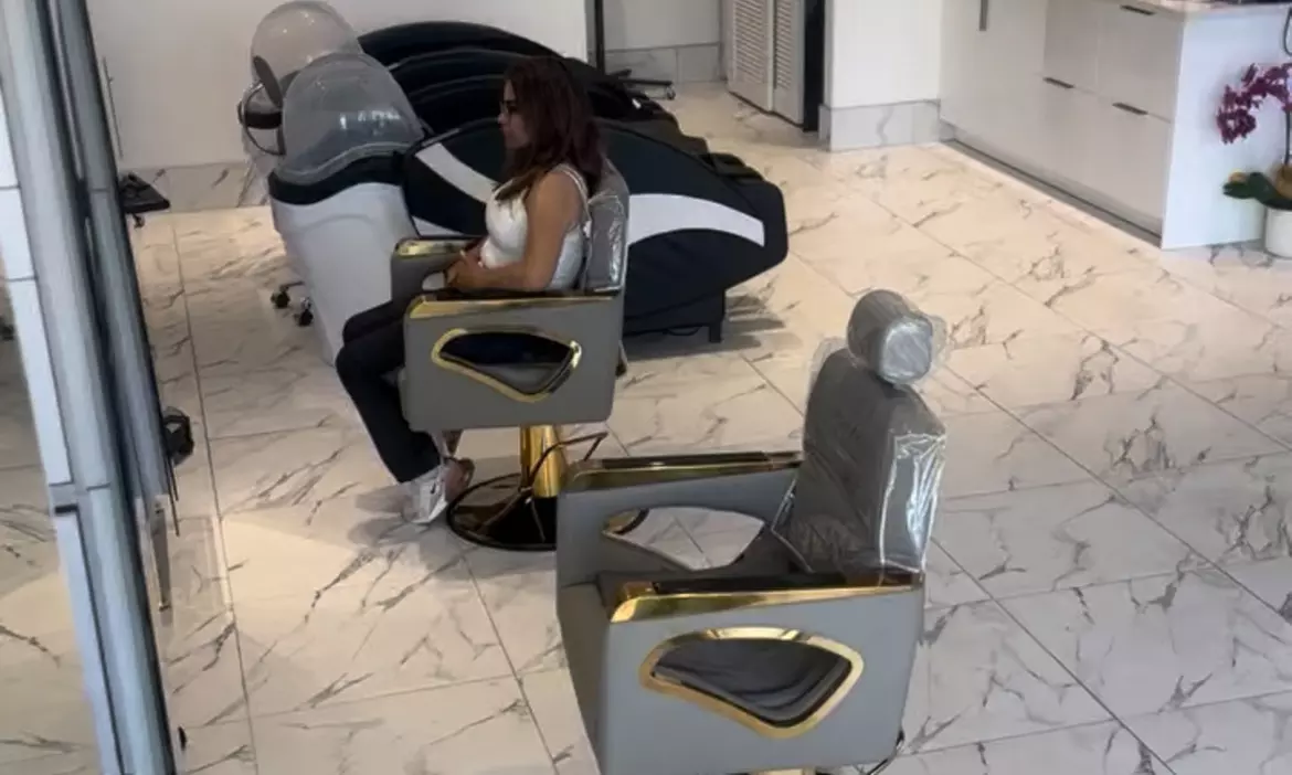 Accent-Highlights, Blow Dry, Styling, Men's or Women's Haircut- 30 Min