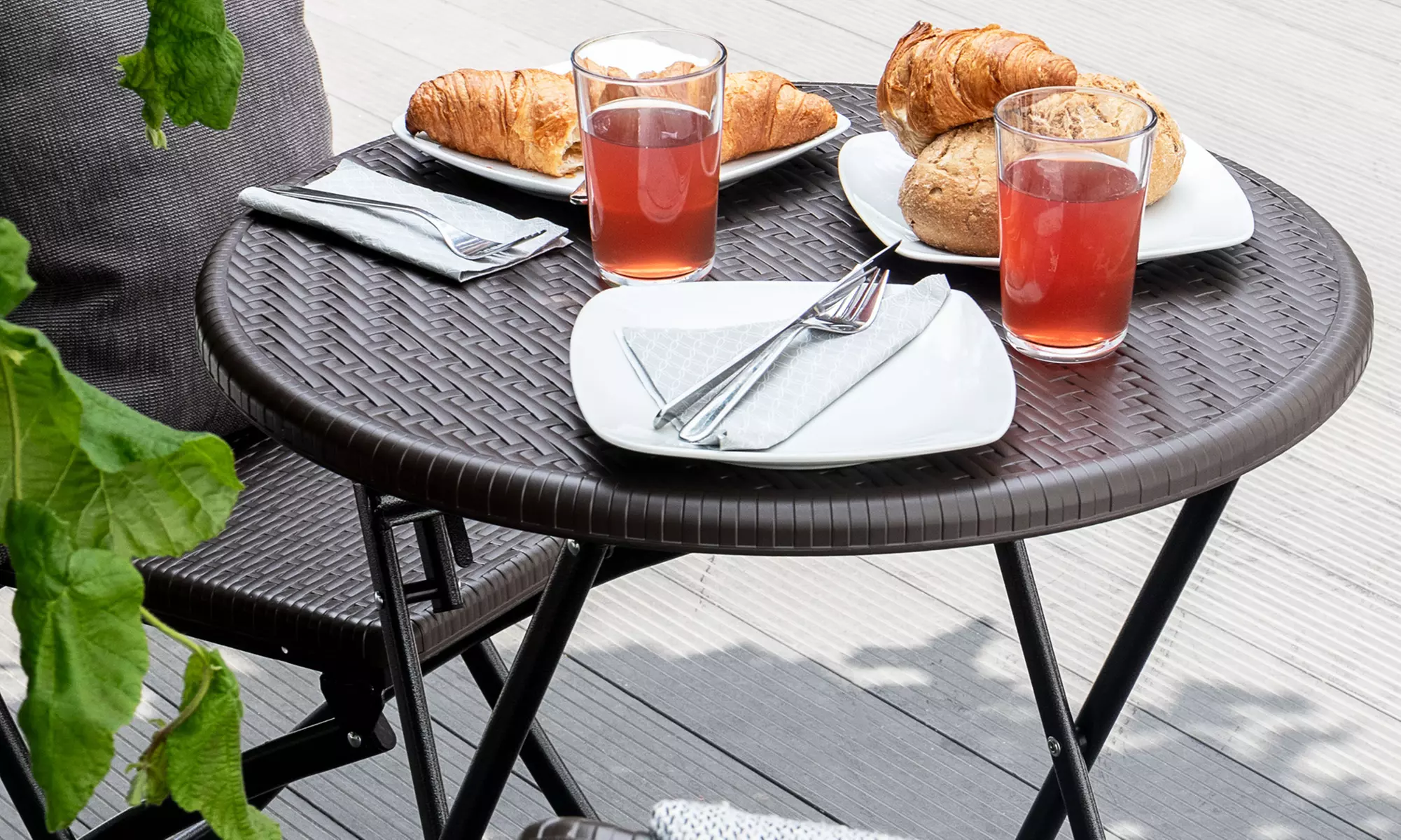 Table d'appoint pliante en rotin synthétique - Primary Image