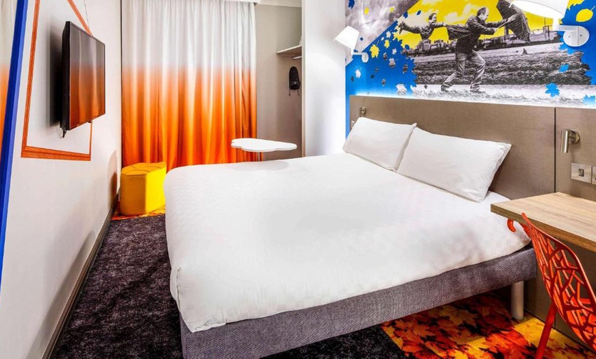 Image 4: Manchester: Standard Double Room with Breakfast