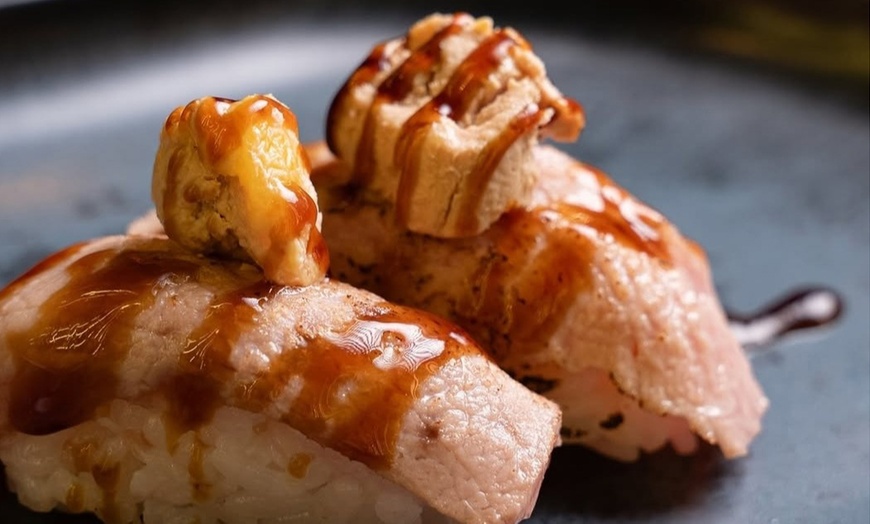 Image 3: ¡Directos a Japón! Menú de sushi a compartir para 2 o 4 personas