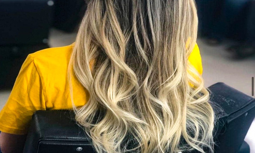 Image 11: Sesión de peluquería con masaje, corte y tratamientos extra a elegir