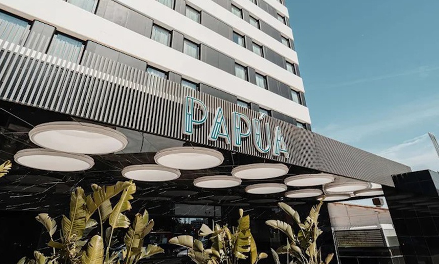 Image 19: Menú fusión para 2 o 4 personas con postre y opción a botella de vino