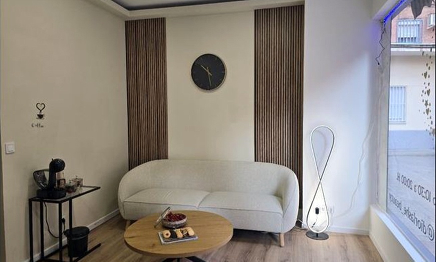 Image 2: Rostro radiante: 1 o 2 sesiones de peeling Hollywood para una persona