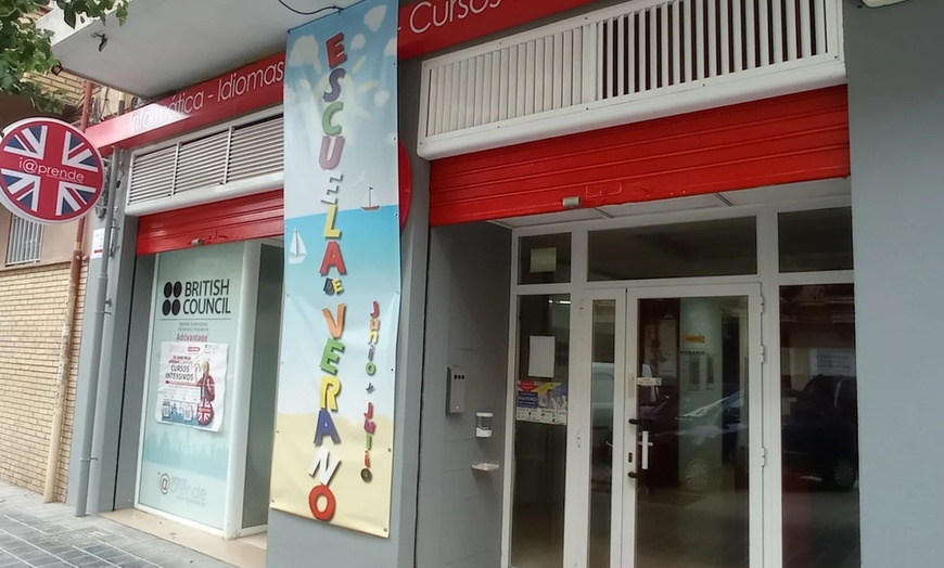 Image 5: Hasta 12 meses de clases de inglés o clases de refuerzo escolar