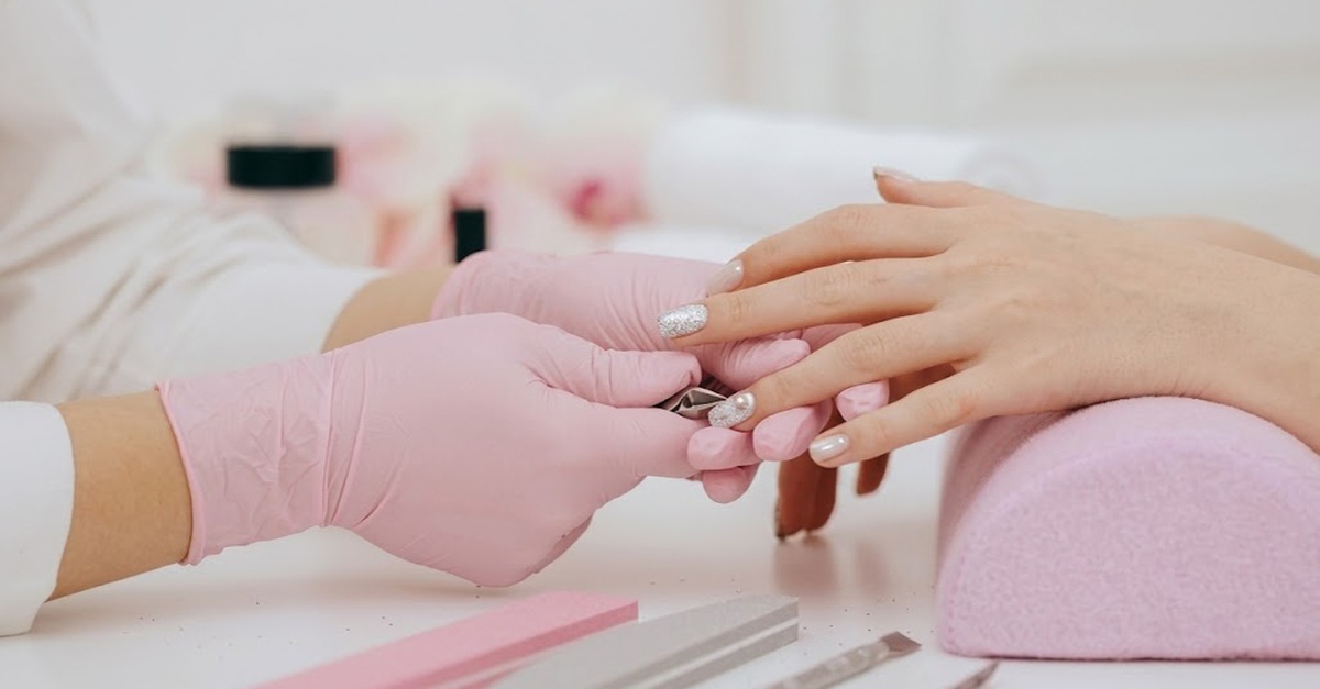 Manicura y pedicura clásica con esmaltado en Barcelona