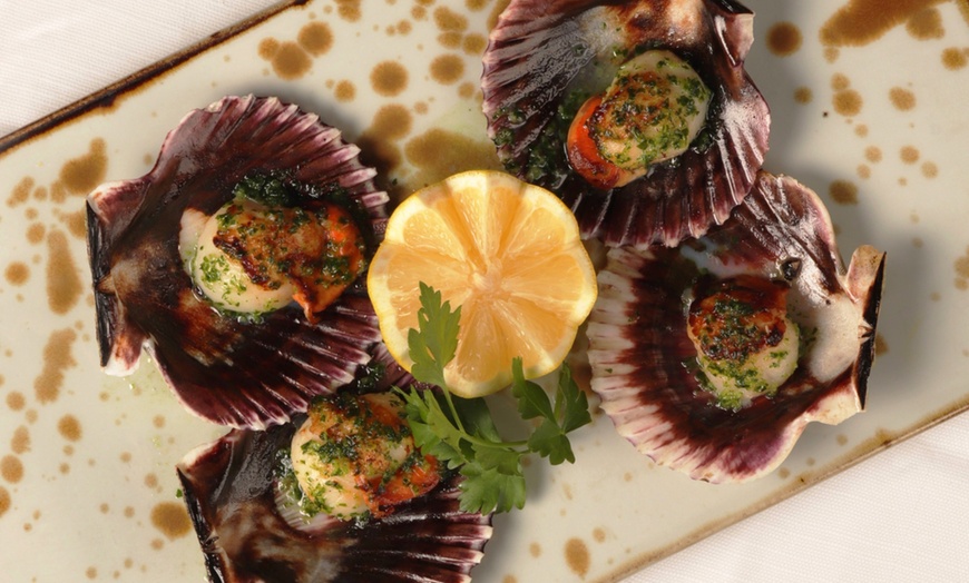 Image 4: Menú tradicional español con opción a botella de vino para 2 o 4