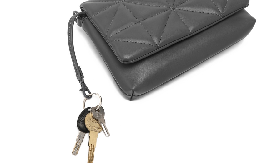 Image 24: Chic Quilted Shoulder Bag With Chain Strap
