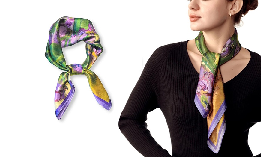Image 9: Foulard en soie avec motif 