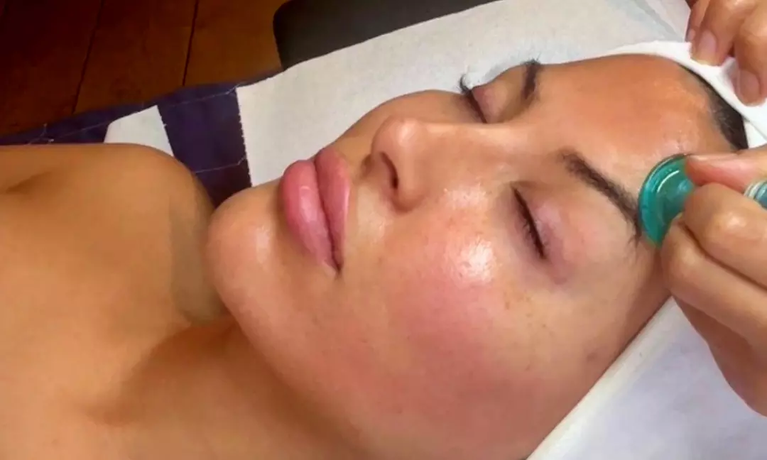 Soin du visage détox glow (50 min) ou rituel kobido (1h) avec LED avec O'myGlow (jusqu'à 54% de remise) - Primary Image