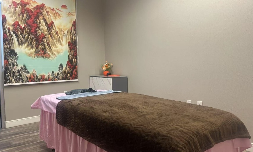 Image 3: 90-Min Couples or 60-Min Deluxe Body Massage w/ Hot Stones & Hot Towel