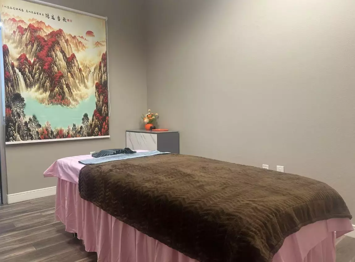 90-Min Couples or 60-Min Deluxe Body Massage w/ Hot Stones & Hot Towel