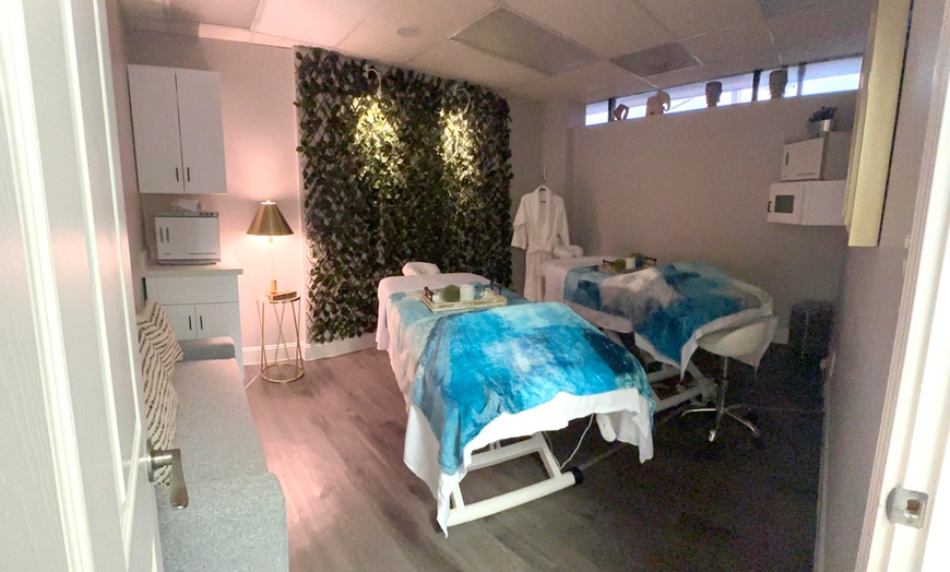 Image 2: 60- or 90-Min Swedish or Deep Tissue Couples' Massage w/ Hot Stones