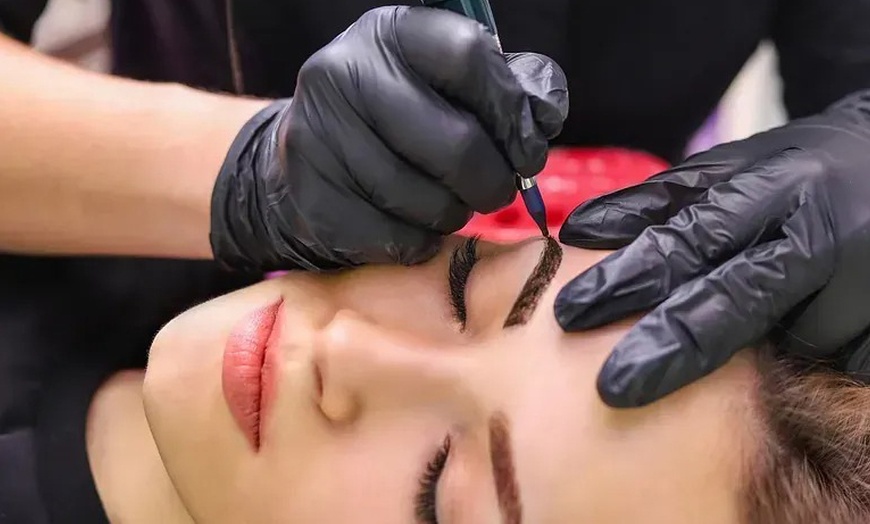 Image 10: Mirada a punto: lifting y tinte, extensiones, laminado de cejas y más