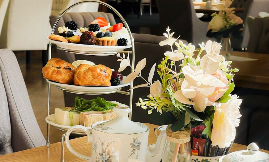 Image 4: Relaxing Spa Day with Dining & Prosecco at Country Club Retreat
