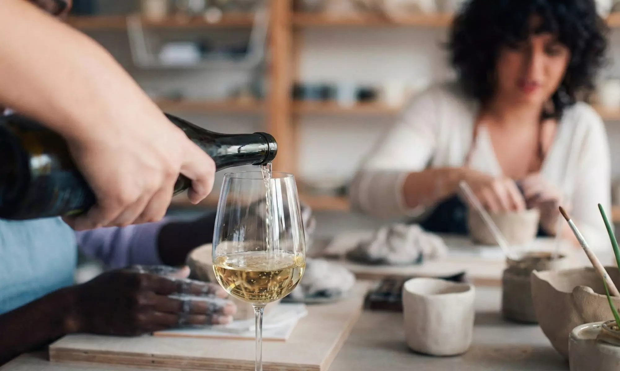 Taller de pintura sobre cerámica con bebida o vino y cheesecake