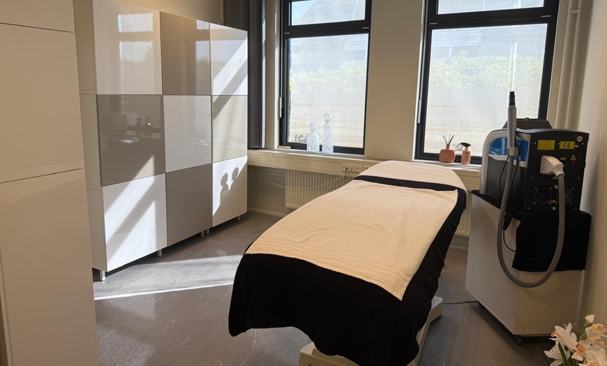 Image 1: Microdermabrasie: stap voor stap een gladdere en egalere huidtextuur 