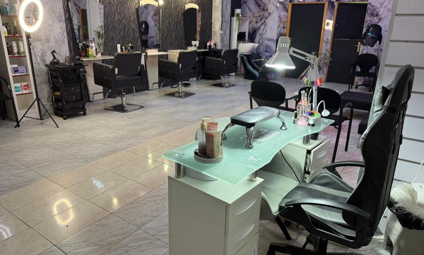 Image 7: Manicura y/o pedicura con esmaltado normal o semipermanente