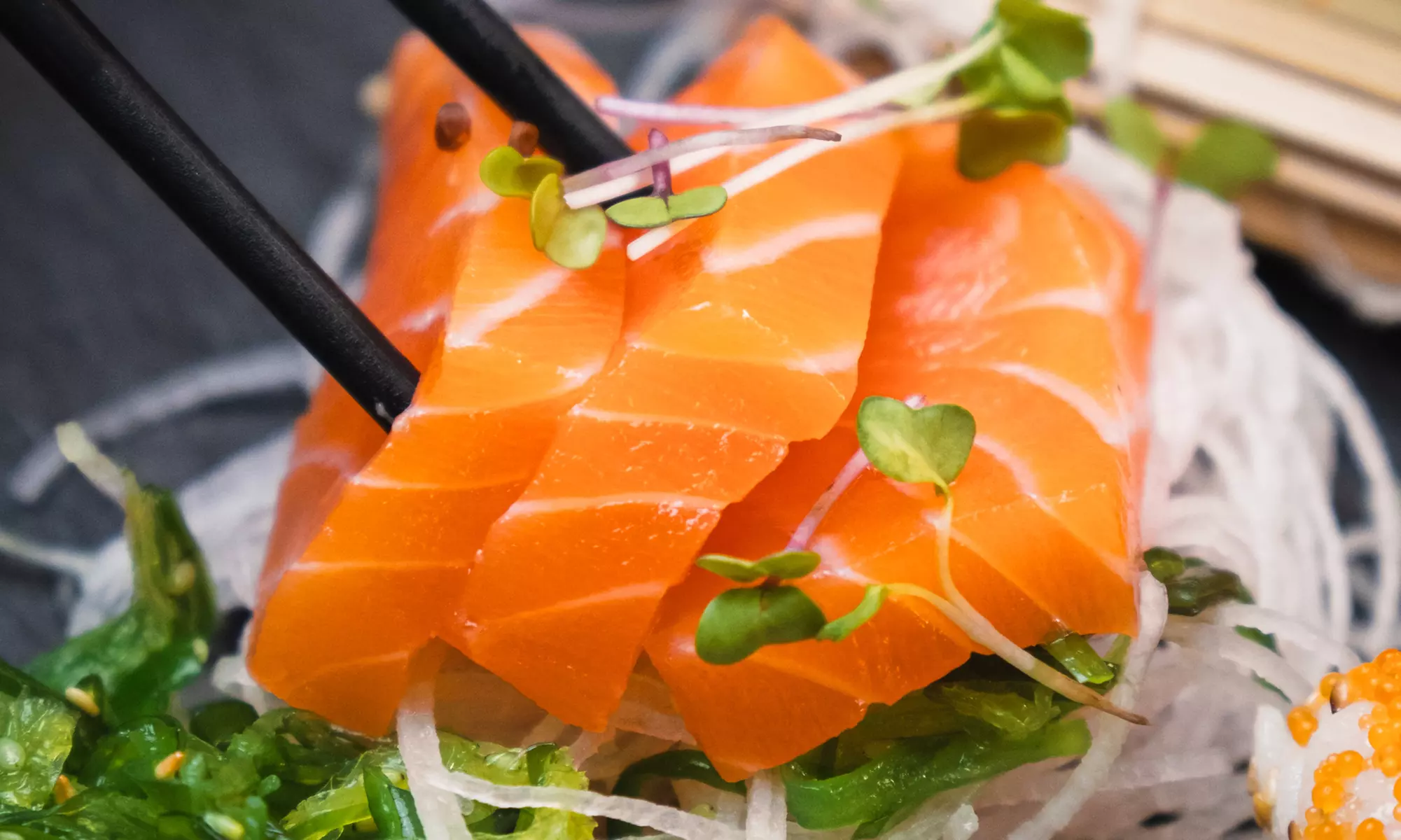 Große gemischte Sushiplatte inkl. Miso Suppe & Dessert