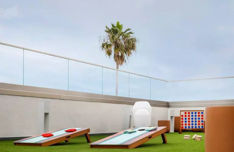 Comfortable Budget Hotel Near LAX With Parking Included