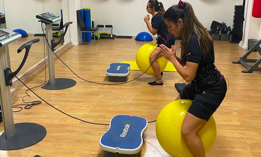 Image 1: 6 o 12 sesiones de electroestimulación muscular con entrenador