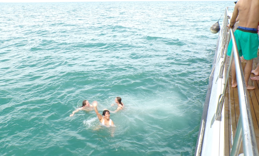 Image 3: Paseo en catamarán con baño en alta mar y bebida para niño o adulto