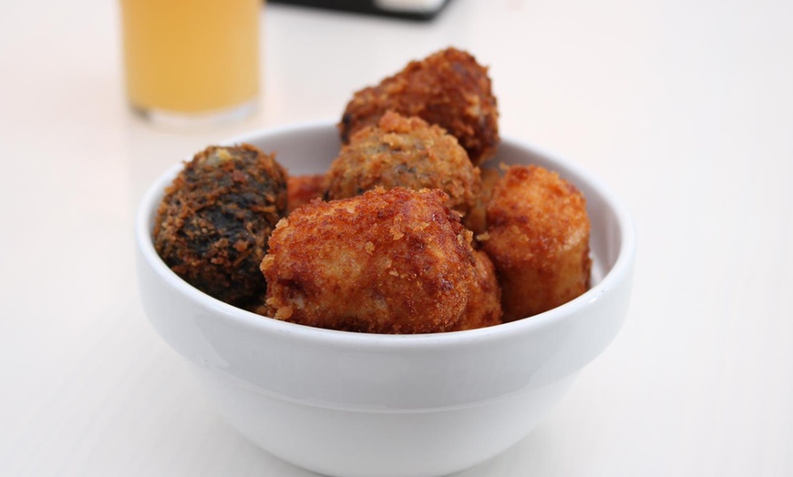 Image 2: Tapeo que te veo: croquetas, tortilla y bebidas para 2 personas