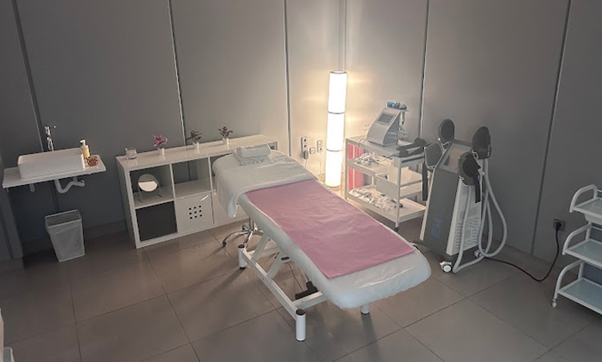 Image 4: Limpieza facial exprés con masaje kobido, radiofrecuencia y más