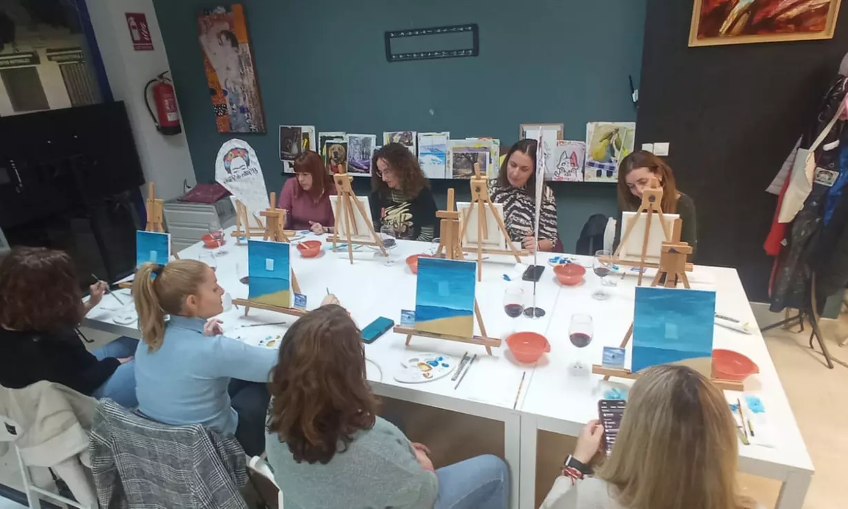 Arte y vino, el combo perfecto: taller creativo de pintura con vino