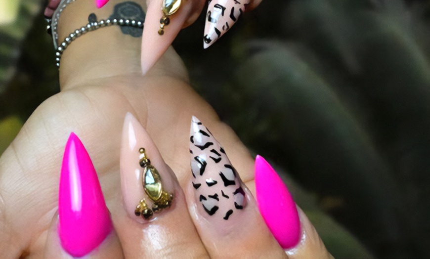 Image 1: Manicura, pedicura o manipedicura clásica o luxury con diseño de 1 uña