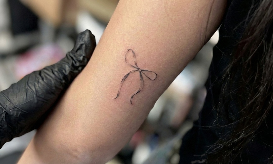 Image 5: Tatuaż cienką kreską – kobiece motywy kwiatowe w wybranym rozmiarze