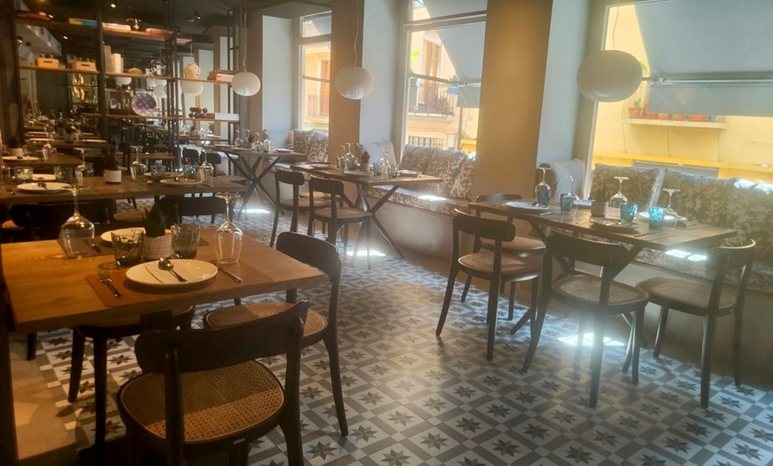 Image 11: Menú mediterráneo completo para 2 o 4 con opción a vino en El Carmen