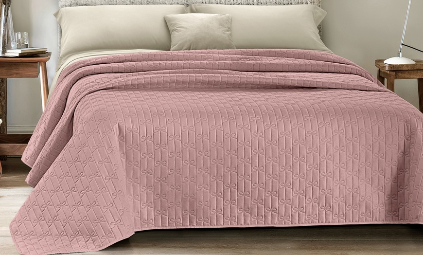 Image 5: Double Quilted Bedspread with Bow Design