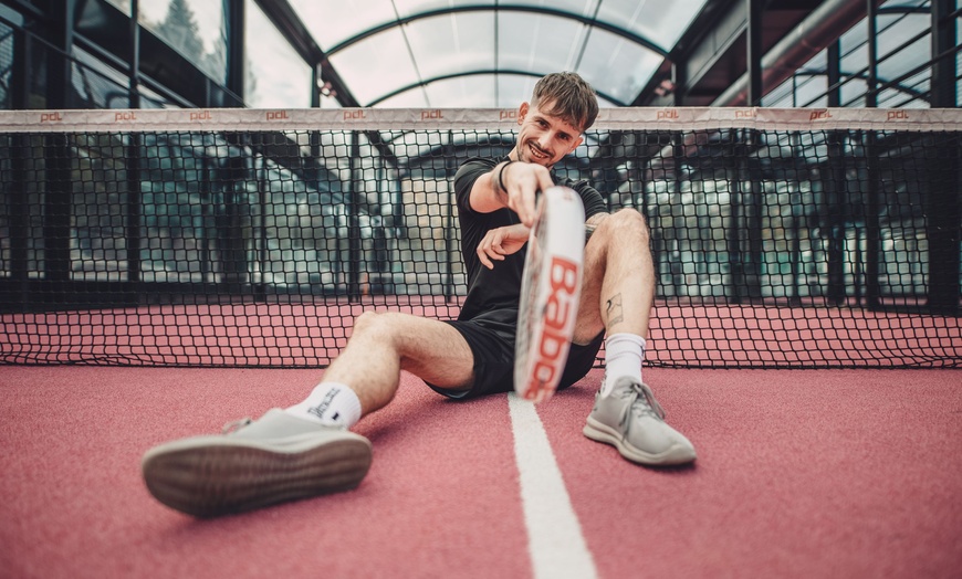 Image 1: Rakieta w dłoń! Godzina gry w tenisa, padla, badmintona lub pickleball