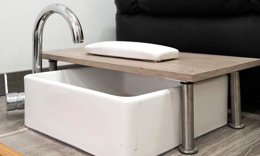 Image 10: Sesión de manicura, pedicura o ambas con esmaltado a elegir para 1