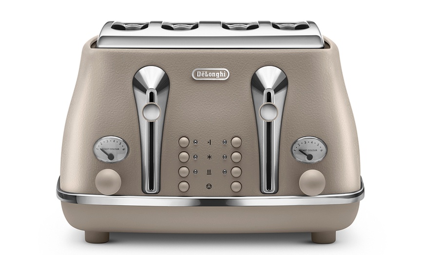 Image 4: DeLonghi Kettle and Toaster Set