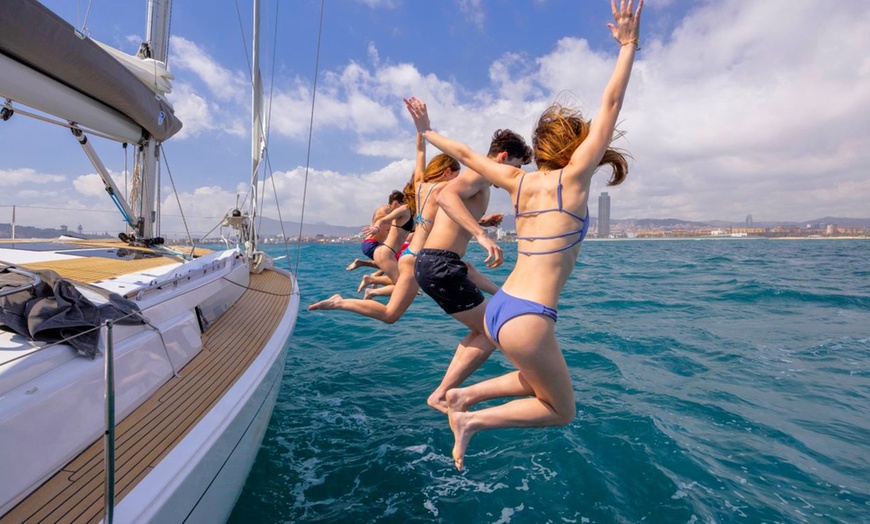 Image 1: Paseo de 2 horas en velero con bebida y picoteo para 1 o 2 personas