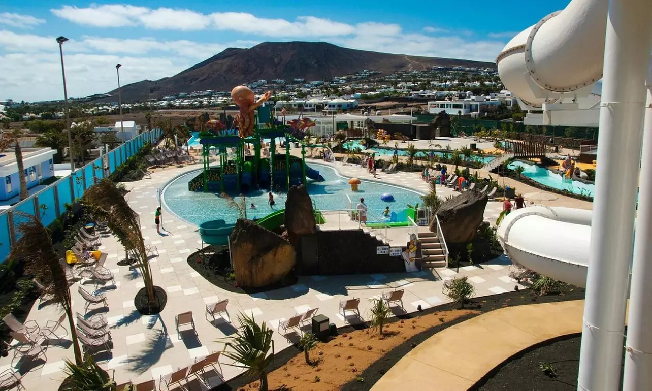 Entrada para niño o adulto a parque acuático Aqualava en Lanzarote