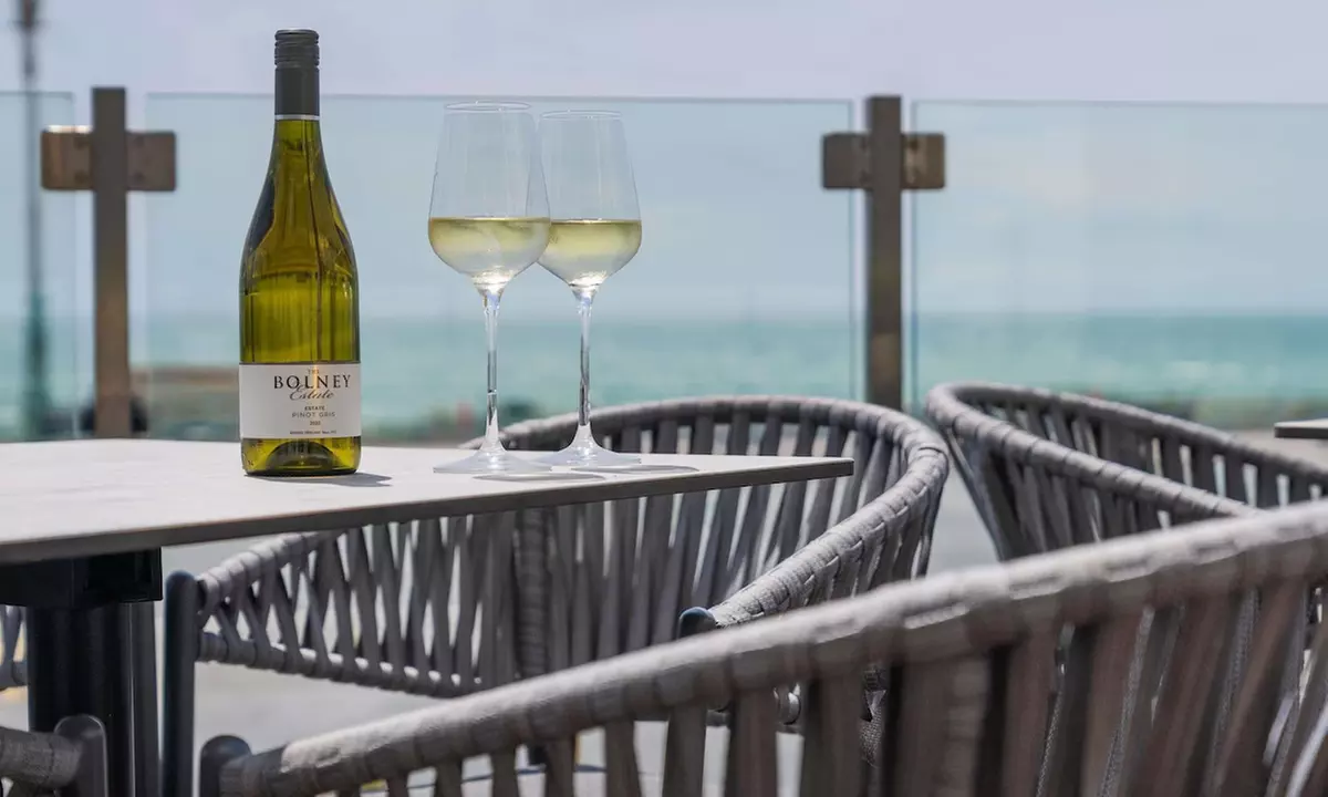 Brighton: Seafront Stay for 2 with Breakfast, Welcome Drink & Dinner