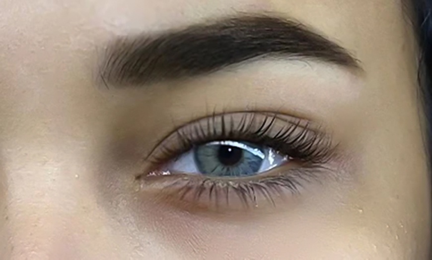 Image 2: Lifting, hidratación de pestañas, con o sin diseño y laminado de cejas 