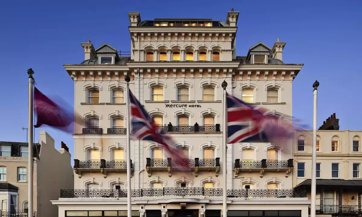 Brighton: Seafront Stay for 2 with Breakfast, Welcome Drink & Dinner