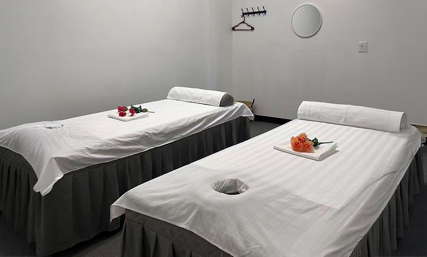 Image 3: 45-/60-Min Body Massage (Swedish or Deep Tissue) w/ Hot Stones or More