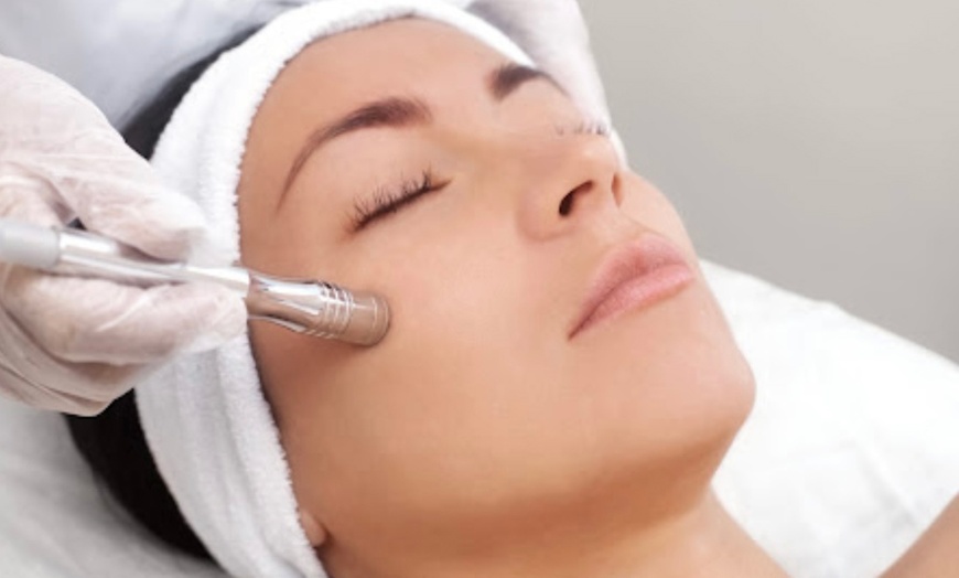 Image 2: Tiefenreinigung mit versch. Peelings o. Aqua-Facial-Gesichtsbehandlung