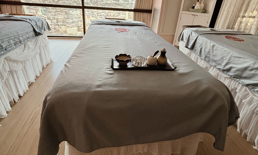 Image 2: 120-Minute Deluxe Body Massage Package for One or Couples