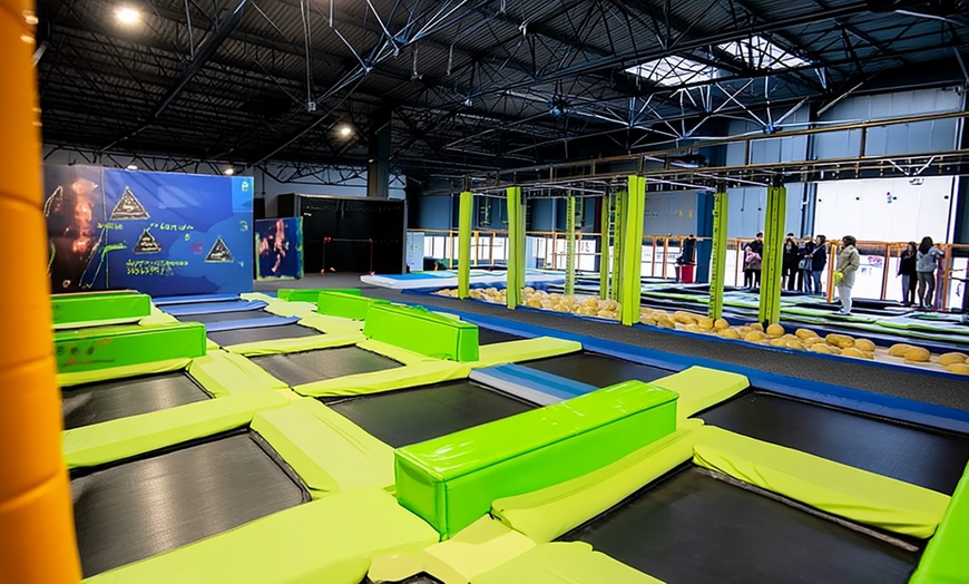 Image 3: Rozrywka w parku trampolin i dmuchańców: nawet cały dzień zabawy!