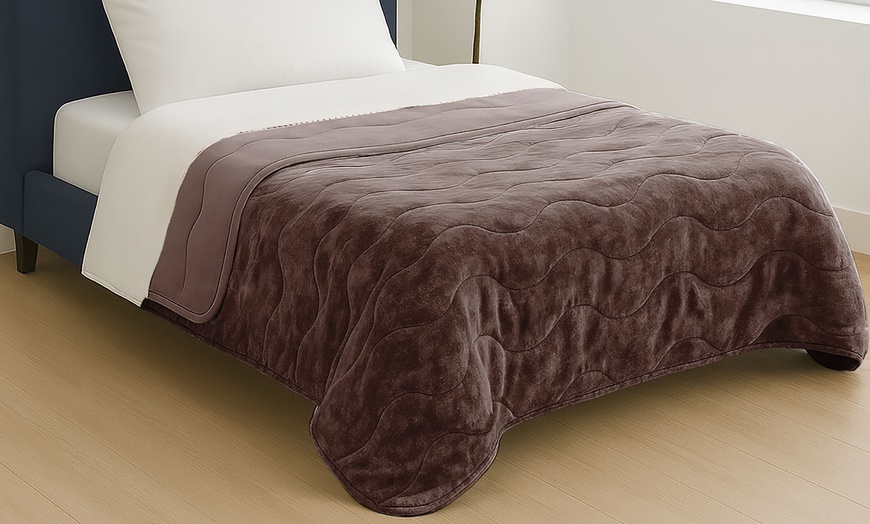 Image 30: Premium Winter Quilt: Soft, Hypoallergenic and Luxurious Comfort