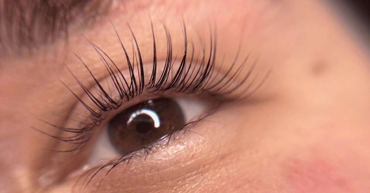 Lifting y tinte de pestañas con diseño y depilación de cejas en Valencia