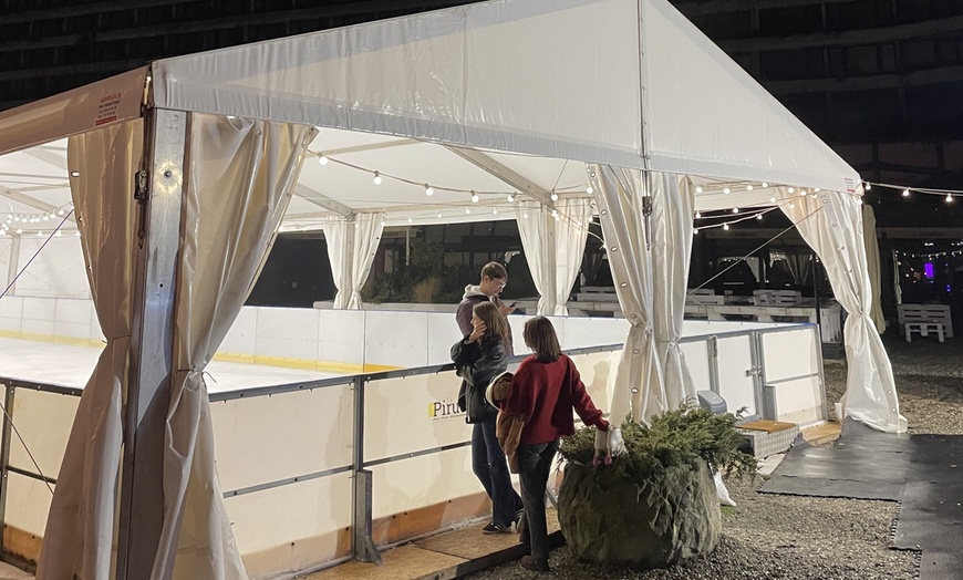 Image 4: Zimowa frajda na łyżwach z widokiem na Wawel