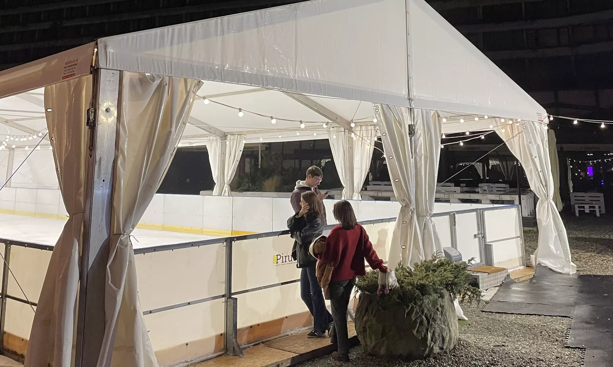 Zimowa frajda na łyżwach z widokiem na Wawel: 1-6 biletów wstępu na Lodowisko Forum Kraków (do -37%) - Second Medium